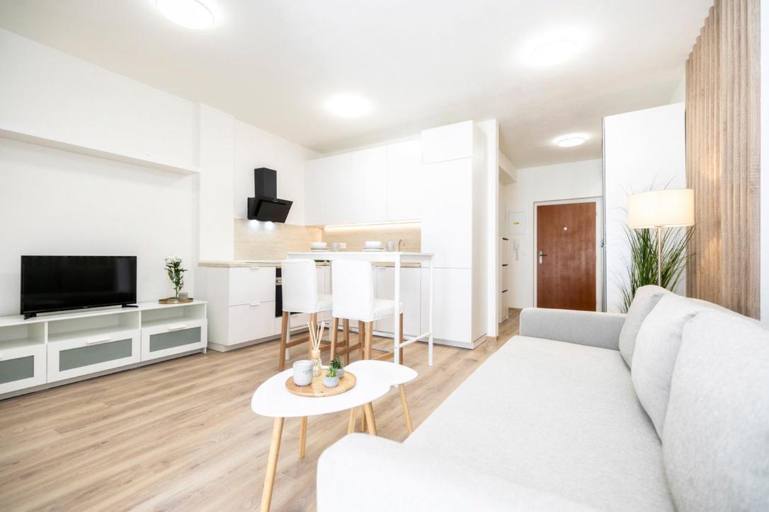 Alure Residences 2 & 24H Self Check-In, Parking In The Garage In The Apartment Building Included, New Building, Terrace, Green Location With A Forest Park With A Lake, Children'S Playground Banská Bystrica Esterno foto