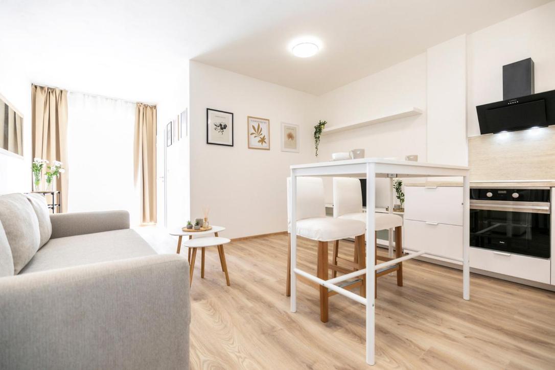 Alure Residences 2 & 24H Self Check-In, Parking In The Garage In The Apartment Building Included, New Building, Terrace, Green Location With A Forest Park With A Lake, Children'S Playground Banská Bystrica Esterno foto