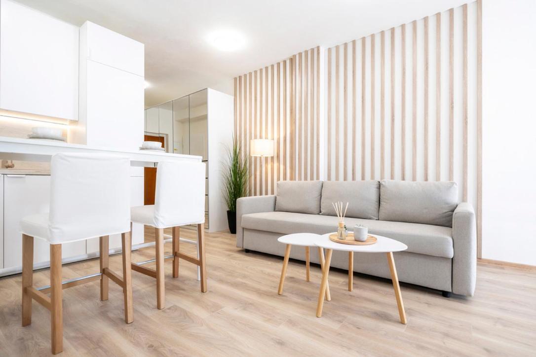 Alure Residences 2 & 24H Self Check-In, Parking In The Garage In The Apartment Building Included, New Building, Terrace, Green Location With A Forest Park With A Lake, Children'S Playground Banská Bystrica Esterno foto