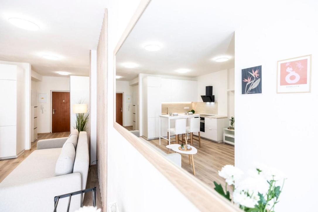 Alure Residences 2 & 24H Self Check-In, Parking In The Garage In The Apartment Building Included, New Building, Terrace, Green Location With A Forest Park With A Lake, Children'S Playground Banská Bystrica Esterno foto