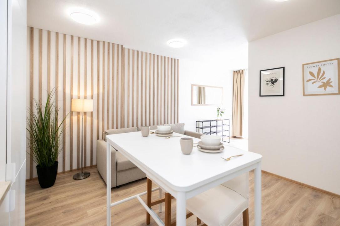 Alure Residences 2 & 24H Self Check-In, Parking In The Garage In The Apartment Building Included, New Building, Terrace, Green Location With A Forest Park With A Lake, Children'S Playground Banská Bystrica Esterno foto